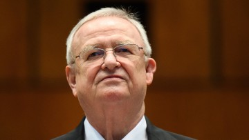 Martin Winterkorn, ehemaliger Vorstandsvorsitzender der Volkswagen AG, steht in der Stadthalle Braunschweig. Im milliardenschweren Musterprozess von Investoren zur Volkswagen-Dieselaffäre tritt Winterkorn als Zeuge auf.